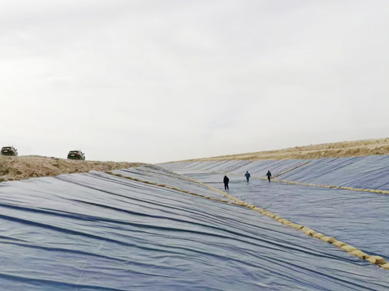 土工膜用于坡地，防止土壤侵蝕效果明顯