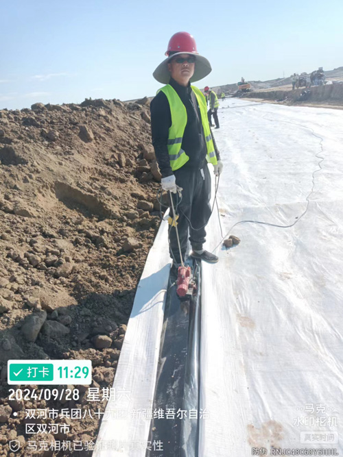 新疆維吾爾自治區雙河市土工布鋪設現場