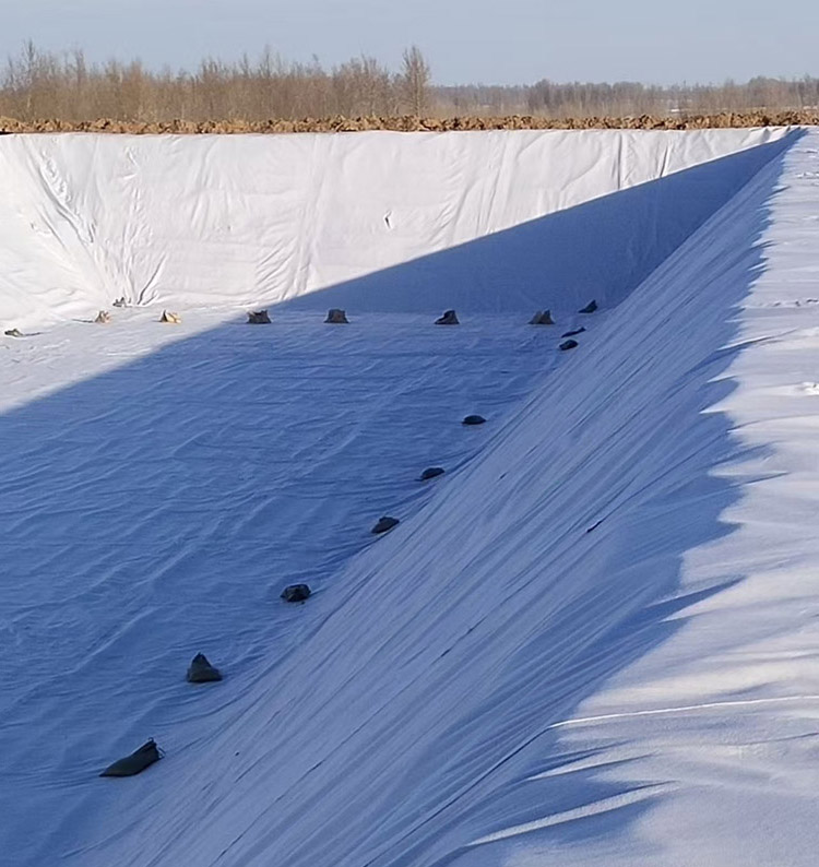 長(zhǎng)絲土工布施工團(tuán)隊(duì)的生活有汗水也有歡樂