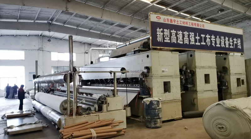 新型高速高強土工布生產(chǎn)設(shè)備工作車間.jpg