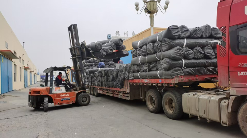 短絲土工布一卷一卷的用叉車裝車非常方便.jpg