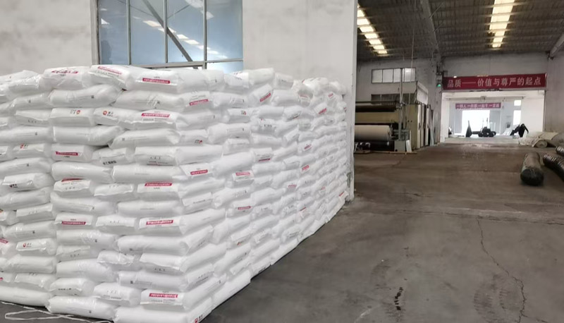 鑫宇土工膜原料倉庫新購進的原料