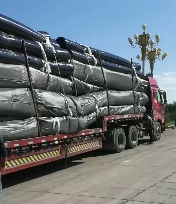 2025年正月初八40噸貴州城建土工膜發貨啦