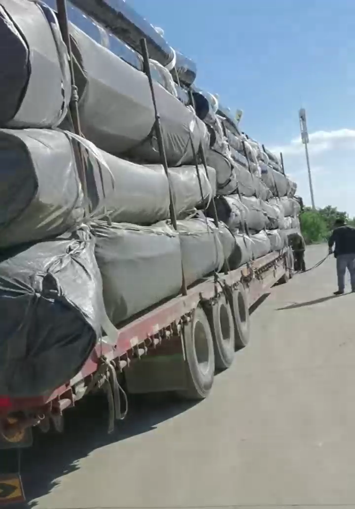 土工膜運(yùn)輸隊(duì)的司機(jī)師傅做最后的捆綁繩檢查